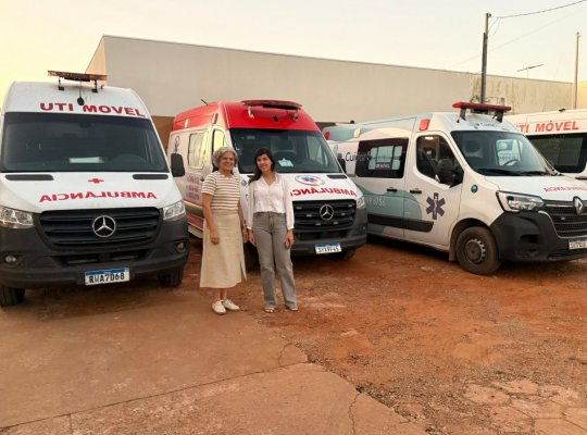 4_novas_ambulancias_no_hospital_francisco_sales_prefeita_girleide_rovari_e_secretaria_de_saude_monique_dalletezze