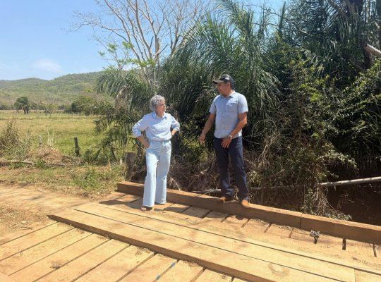 Prefeita Girleide acompanhada do vice Emerson, acompanhando obra realizada em ponte na zona rural de Bodoquena.